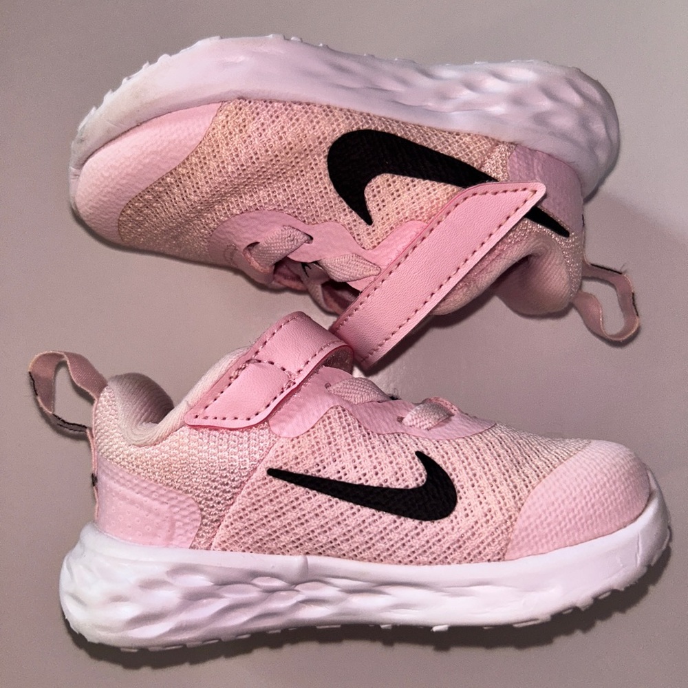 NIKE BABY GIRL SNEACKERS SIZE 4